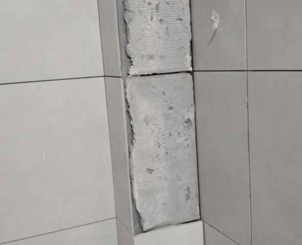 苏州市瓷砖空鼓维修公司分享下瓷砖施工前基层浇水润湿程度不足，可能导致以下问题